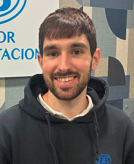 Álvaro Roso: Graduado en Fisioterapia, experto en patología musculoesquelética y procesos postquirúrgicos.