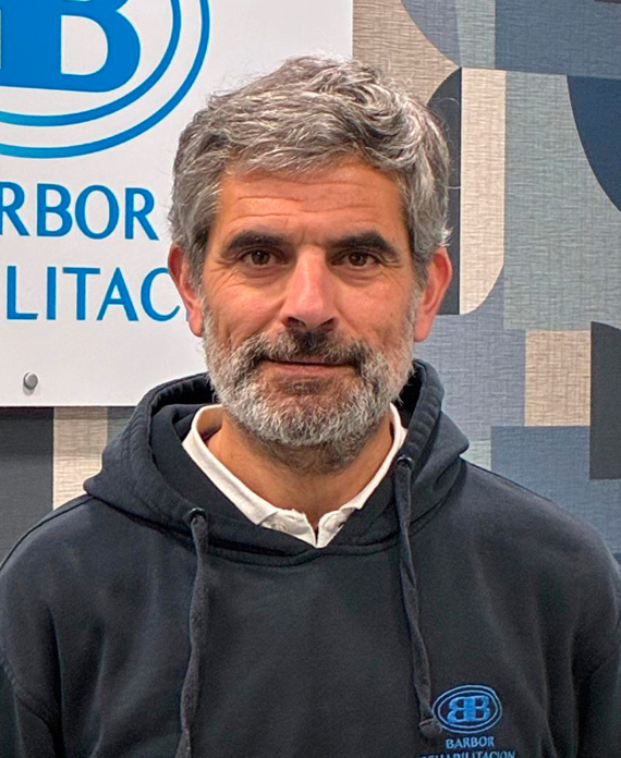 Borja García Delgado: Graduado en Fisioterapia, máster Fisioterapia deportiva, osteopatía, experto en tratamiento posquirúrgicos de rodilla y hombro.