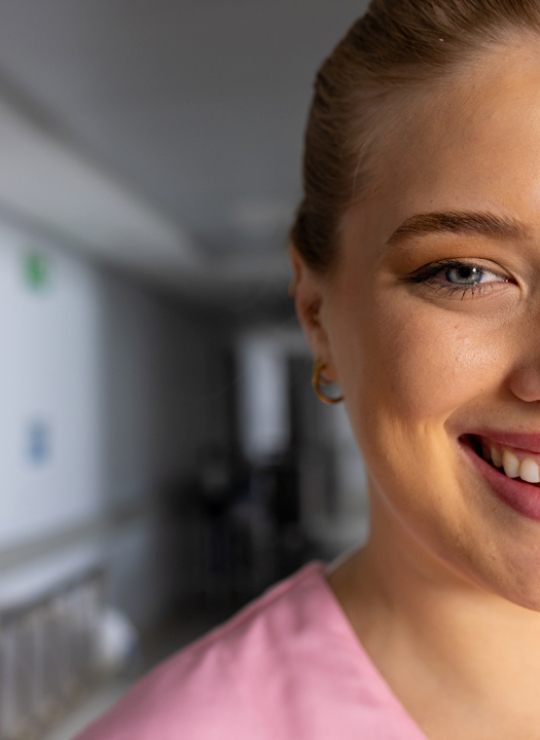 Primer plano de una profesional sanitaria del Centro Médico de Rehabilitación Majadahonda, reflejando cercanía, experiencia y la alta calidad del equipo especializado en rehabilitación.