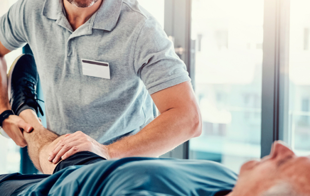 Profesional de la rehabilitación realizando tratamiento manual a un paciente, reflejando la experiencia, el cuidado personalizado y la alta calidad asistencial del Centro Médico de Rehabilitación Majadahonda.